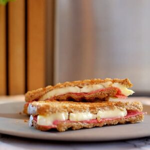 Tosti salami-brie